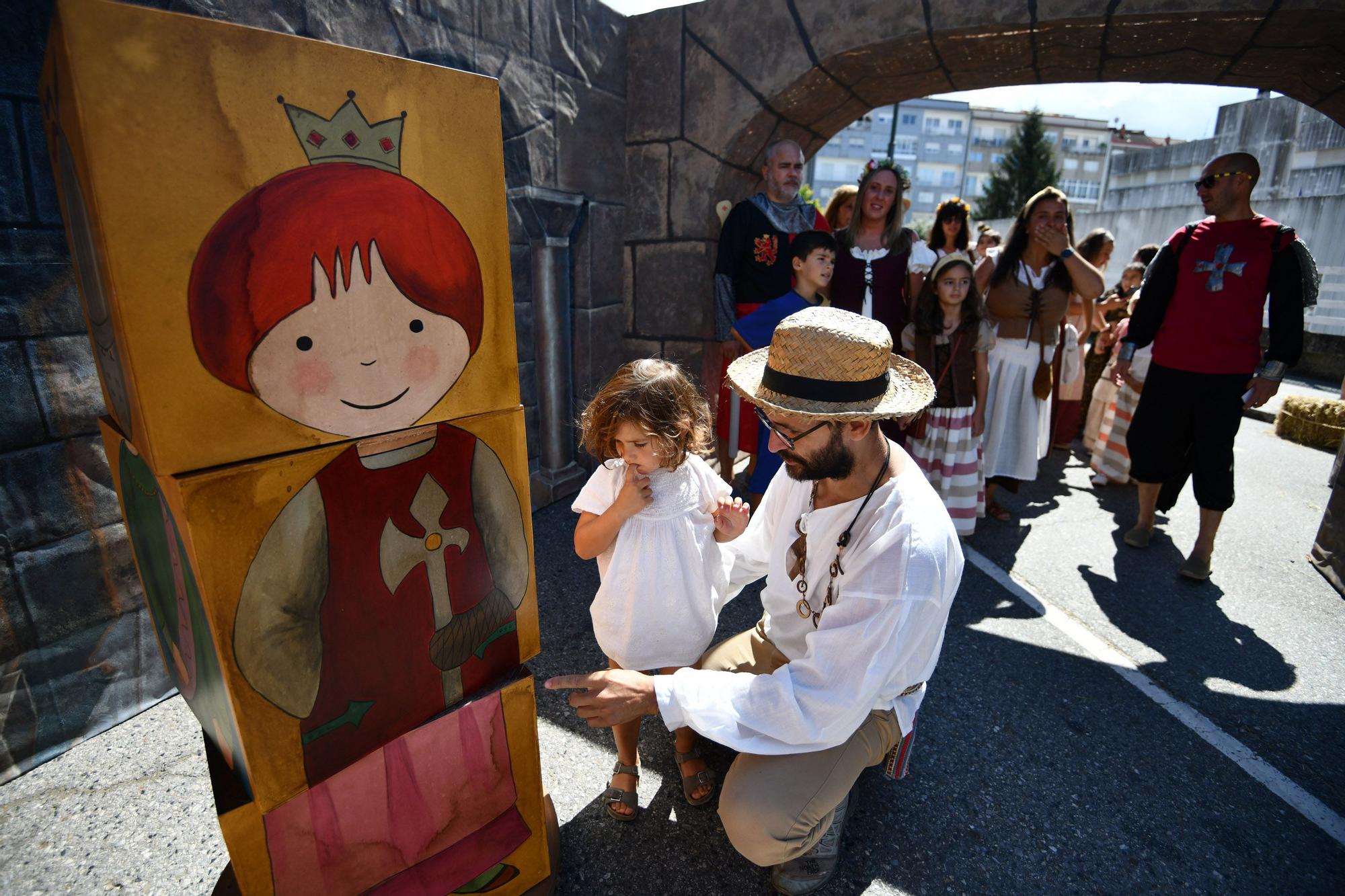 Cortesanos, bufones, damas y caballeros celebran el retorno de su señor: la Feira Franca anima Pontevedra