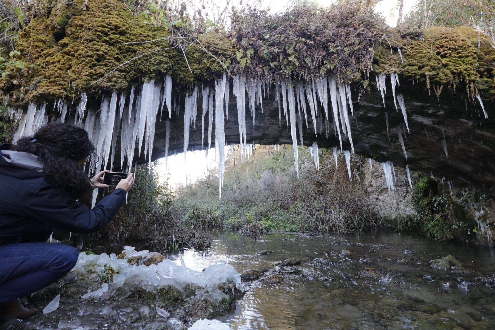 Carámbanos de hielo en el cauce del río Vinalopó en Banyeres