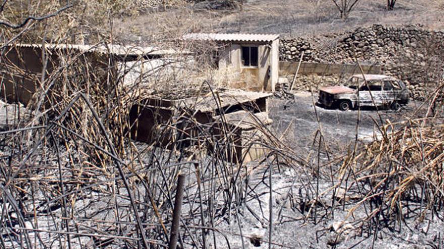 Prevén que el incendio de la Serra quede controlado esta tarde