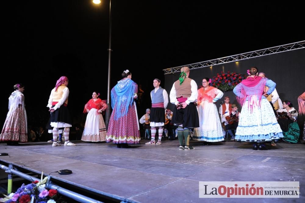 Festival de folclore en el Puente de Hierro