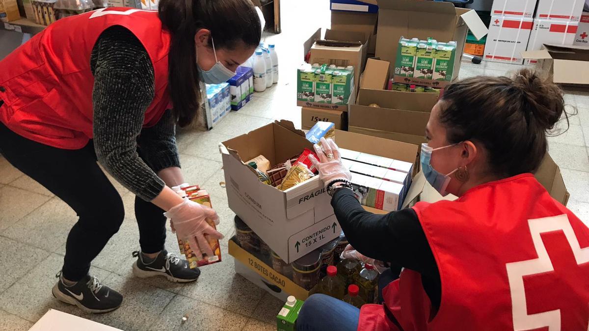 Dues voluntàries de Creu Roja.