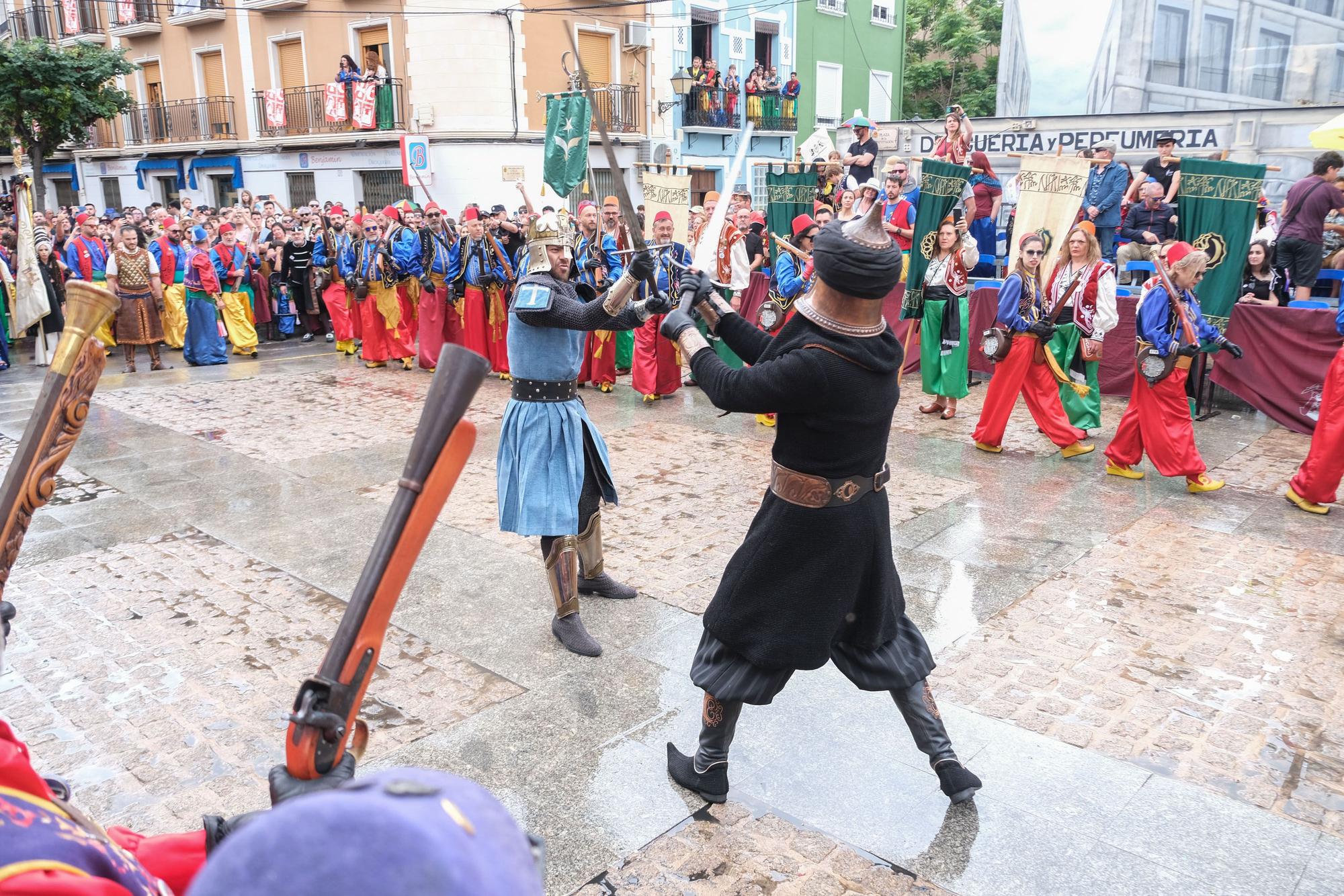 Los moros conquistan el castillo bajo la lluvia. Así ha sido la embajada mora de las fiestas de Elda