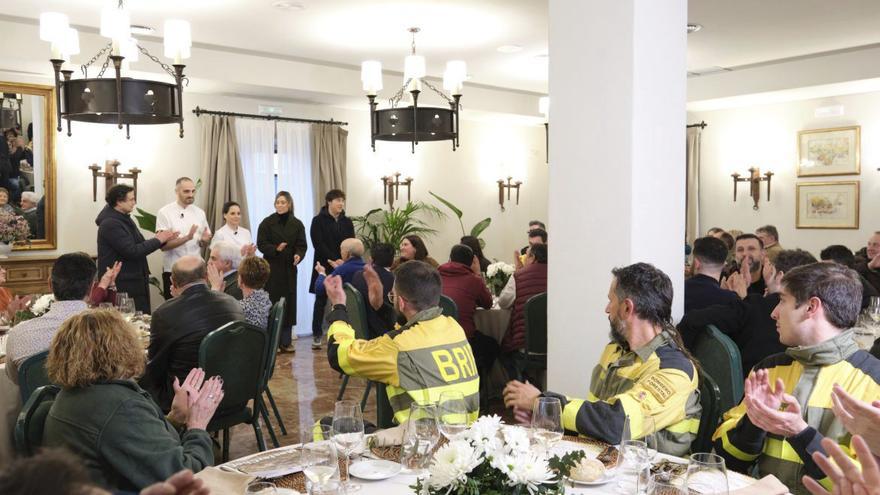 «MasterChef» sienta a su mesa a vecinos de Monterrei víctimas de los incendios y a los bomberos