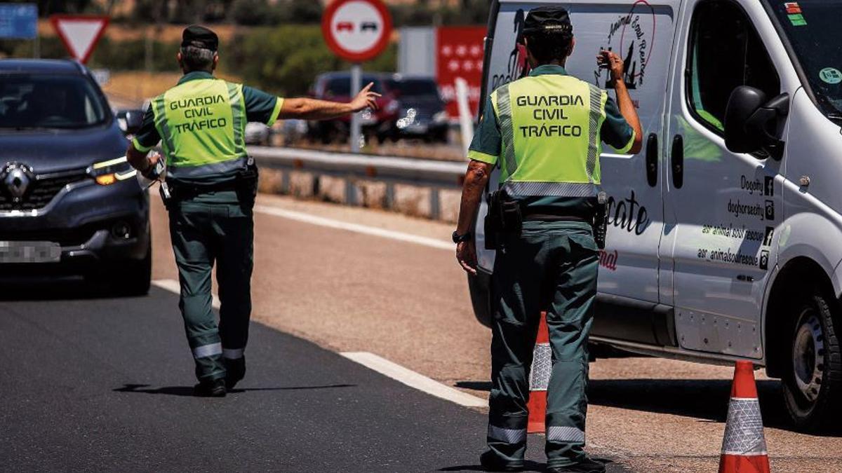 La Guardia Civil en un control de tráfico  en la provincia de Cáceres.