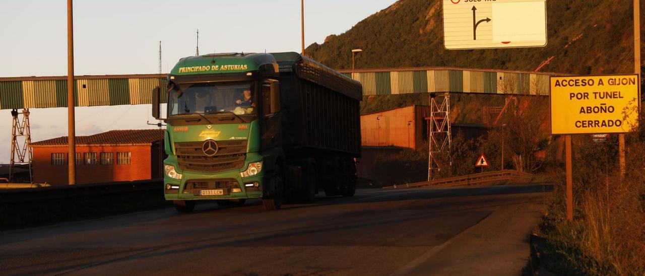 Un camión, en el túnel de Aboño.