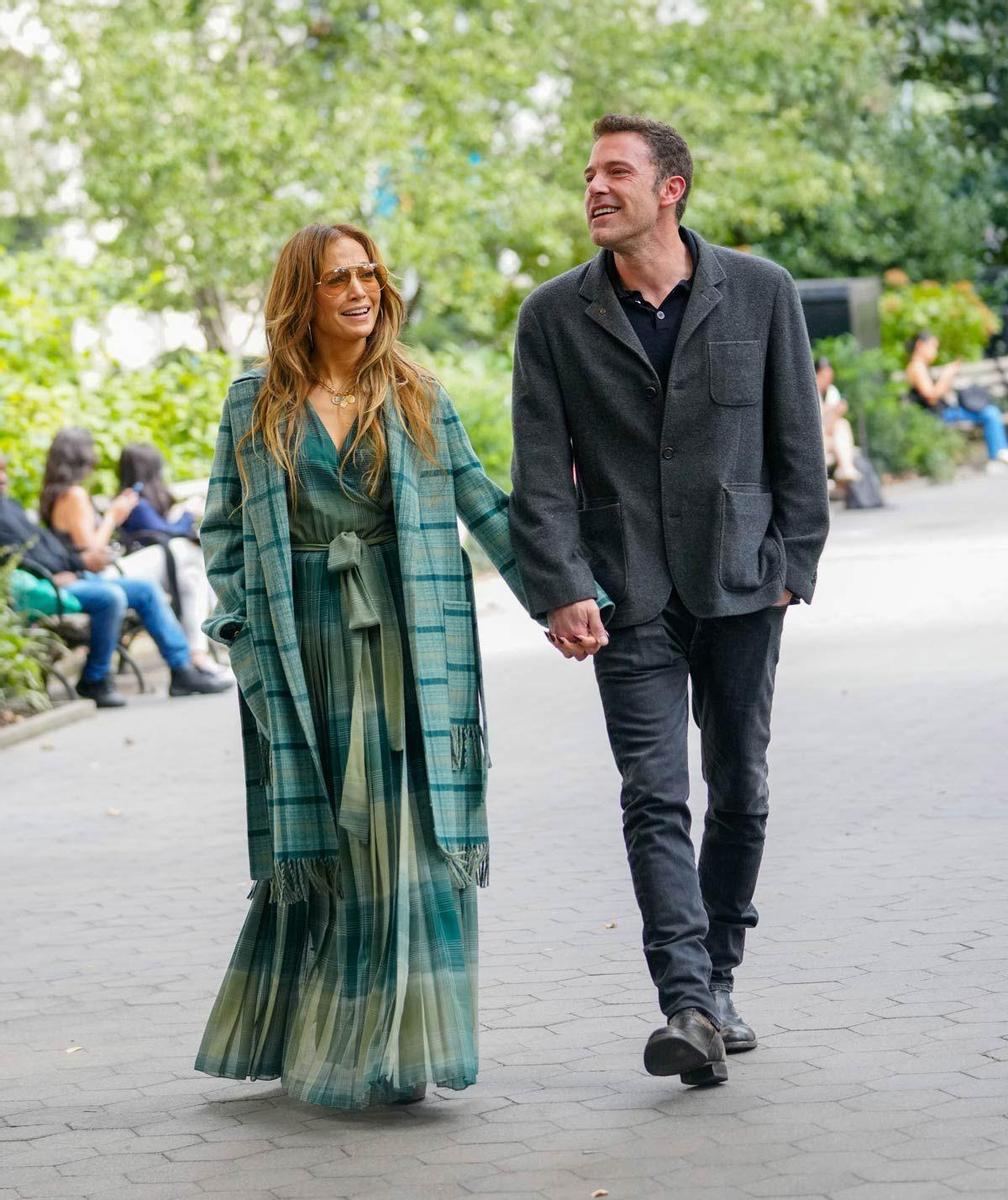 Jennifer Lopez, con vestido y abrigo a cuadros de Dior, y Ben Afleck, por Nueva York
