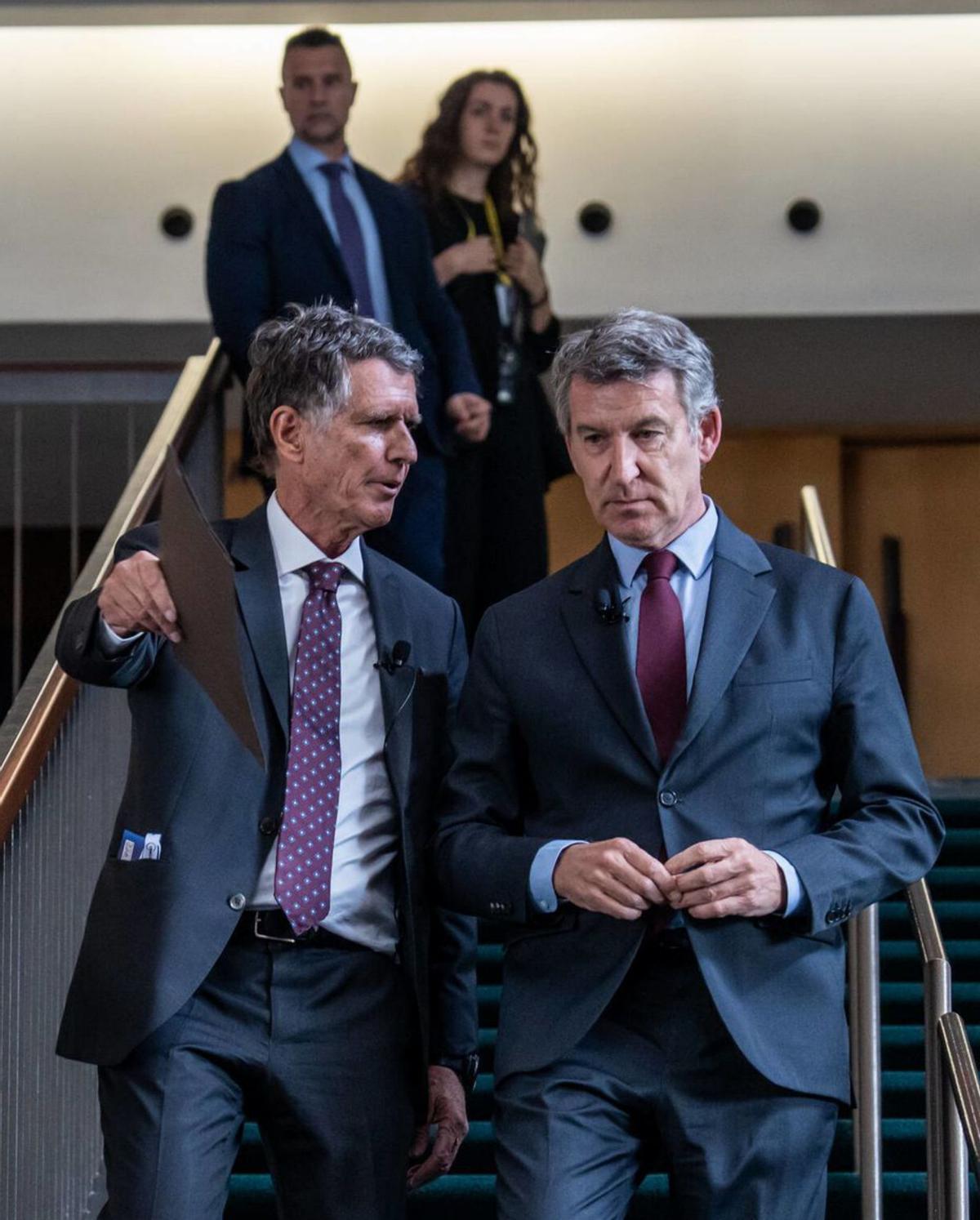 Feijóo veu "arbitrària" la consulta sobre l’opa de Sánchez Feijóo veu "arbitrària" la consulta sobre l’opa de Sánchez