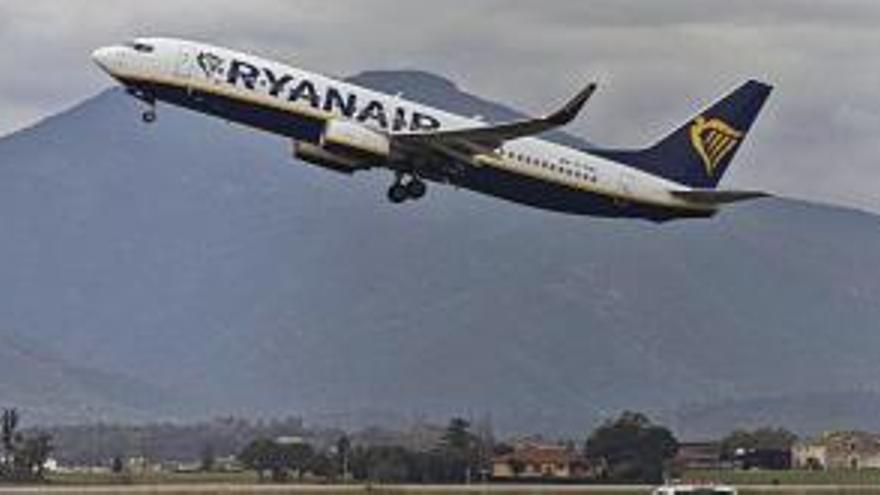 Un avió de Ryanair enlairant-se a l&#039;aeroport de Vilobí.