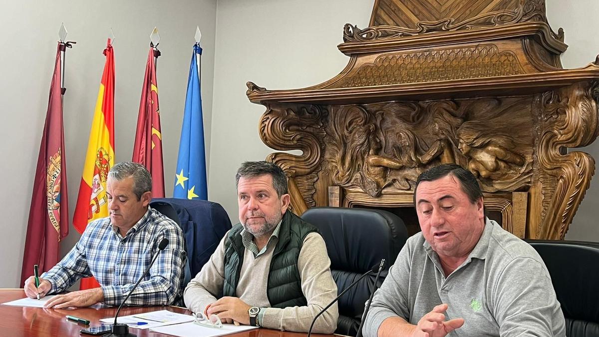 El presidente de los regantes lorquinos, Juan Marín, centro, durante la reunión del Sindicato.