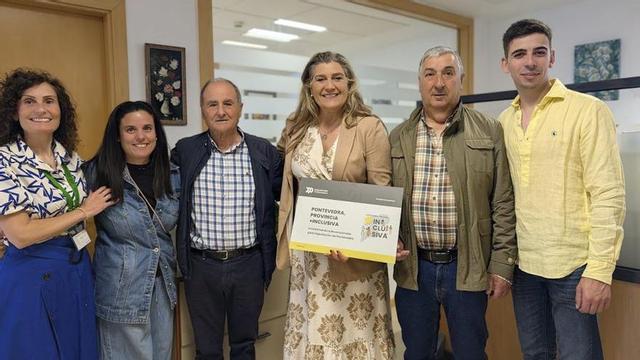 Paula Bouzós muestra la placa en su visita a la residencia.