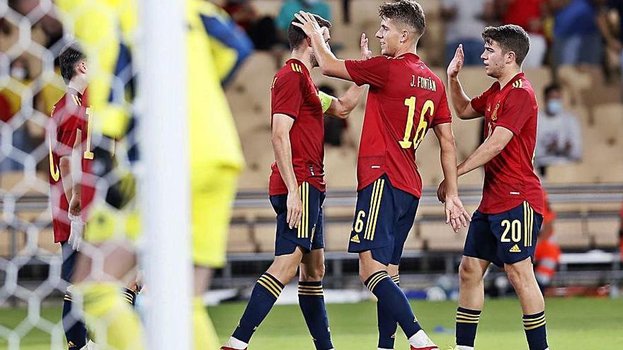 Carreira y Fontán celebran uno de los goles de España. |  // EFE