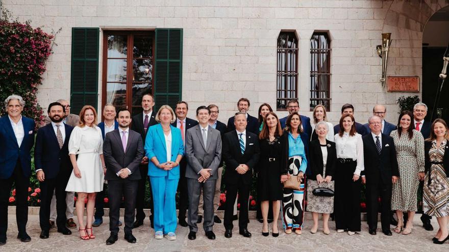 Miembros del Cuerpo Consular posan ayer a la entrada del Castillo Hotel Son Vida.