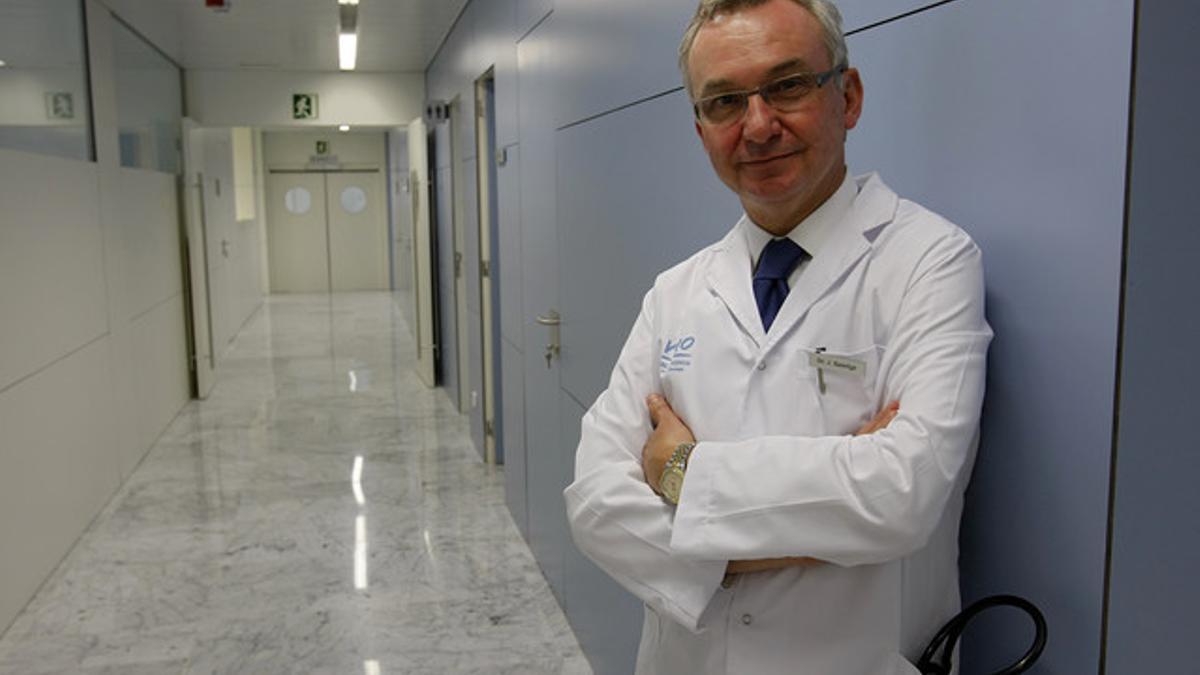 El doctor Josep Baselga, en las dependencias de la unidad de cáncer de mama del hospital Vall d'Hebron de Barcelona.
