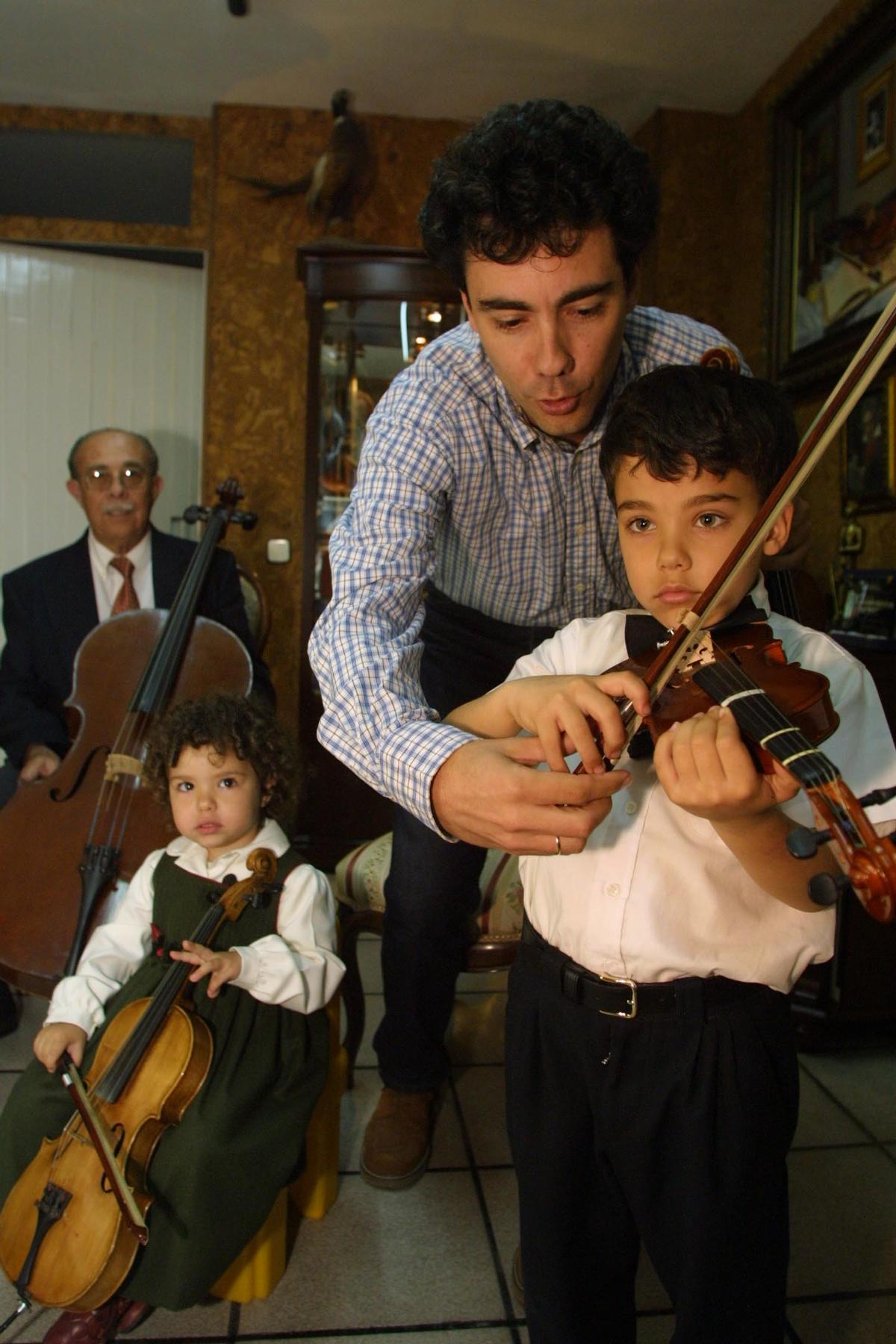 Javier con sus dos hijos pequeños en 2003 y detrás, el segundo de la saga, Joaquín Claudio.