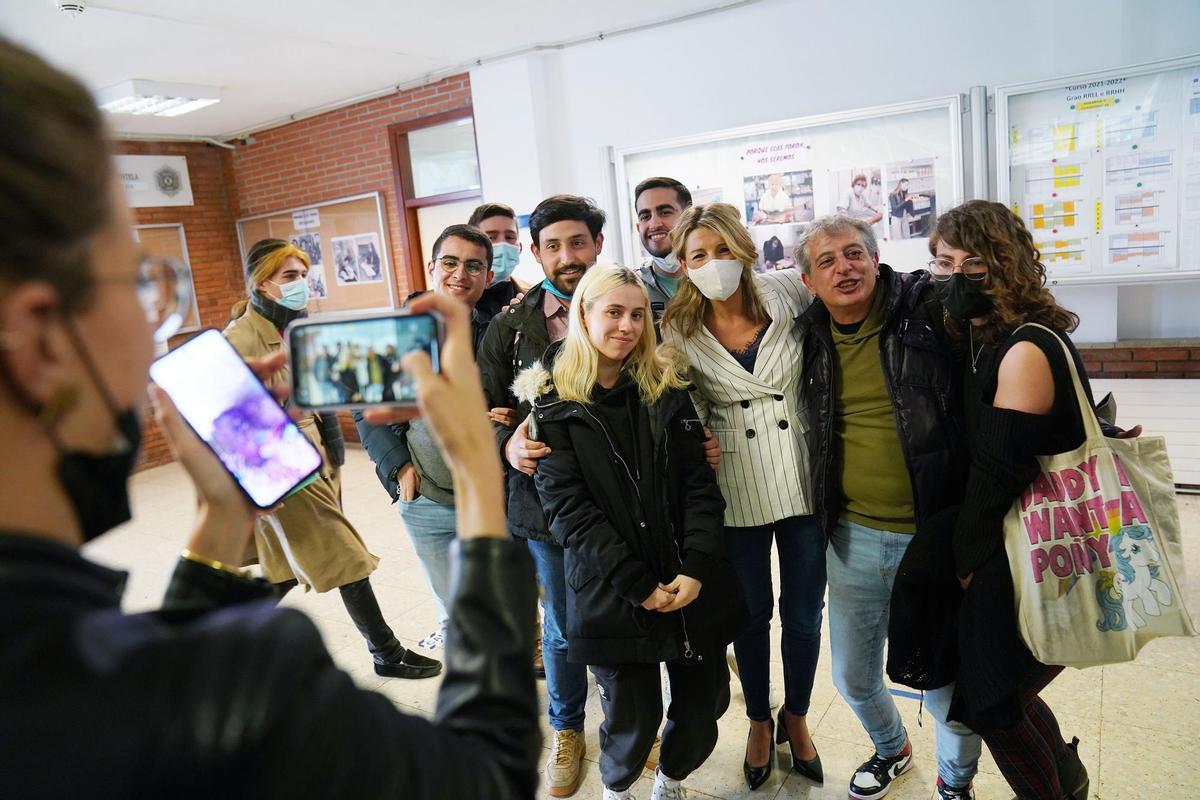 Yolanda Díaz posa con alumnos antes de un encuentro en la Facultad de Ciencias Políticas de la Universidad de Santiago.