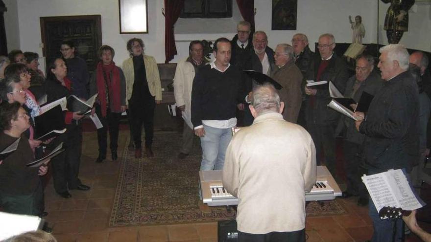 Los integrantes del coro de La Mayor, durante un ensayo general celebrado en San Julián. Foto