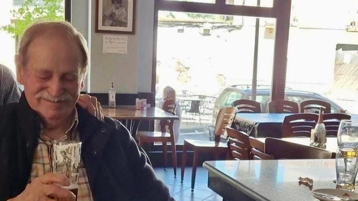 Joaquín Solís, impulsor del bar La Chimenea, en el establecimiento.