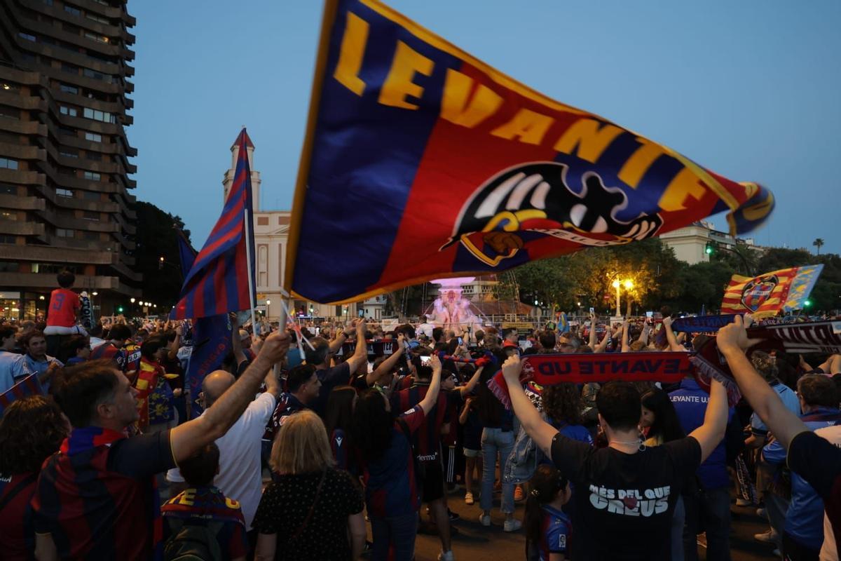 Celebración de la afición granota por el ascenso a Primera División del Levante UD en la fuente de las Cuatro Estaciones de València.