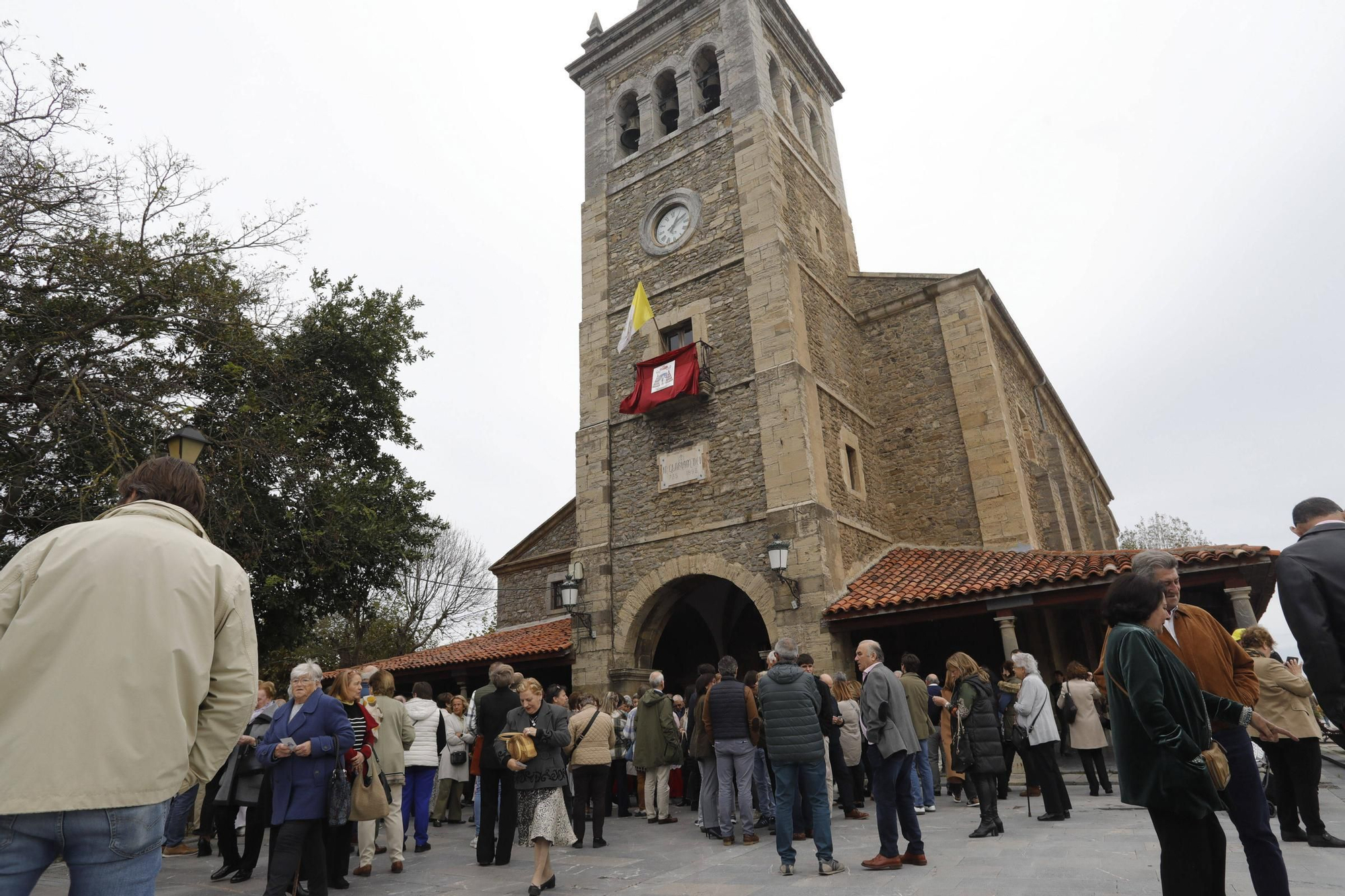 El cardenal Ángel Fernández Artime oficia la primera misa cardenalicia de Gozón en el día de Todos los Santos en la parroquia de Santa María de Luanco