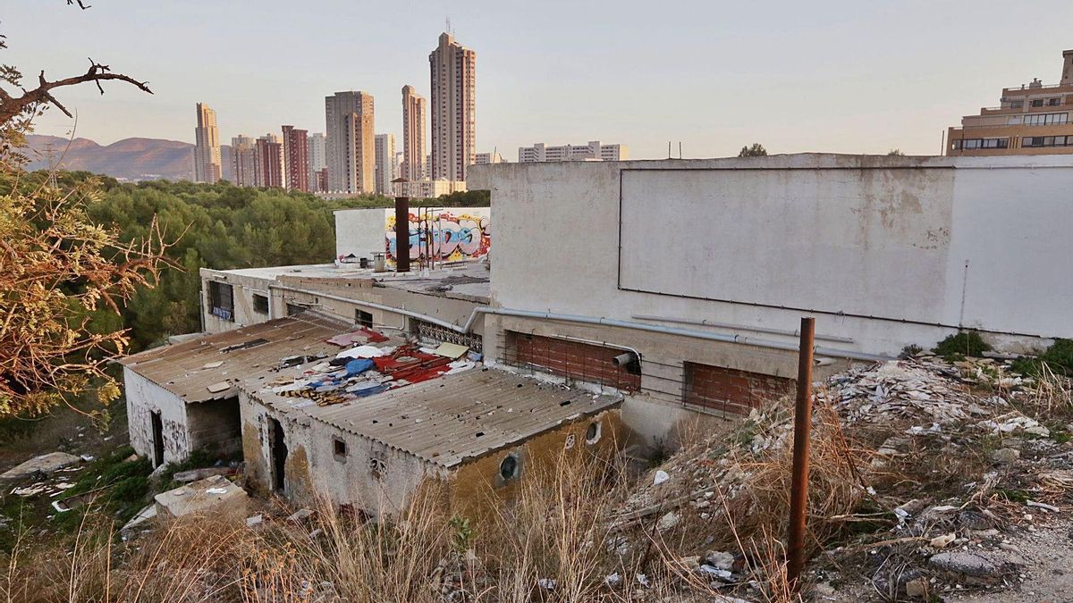 El edificio de la antigua lavandería industrial ubicado en los terrenos que expropió el Ayuntamiento.