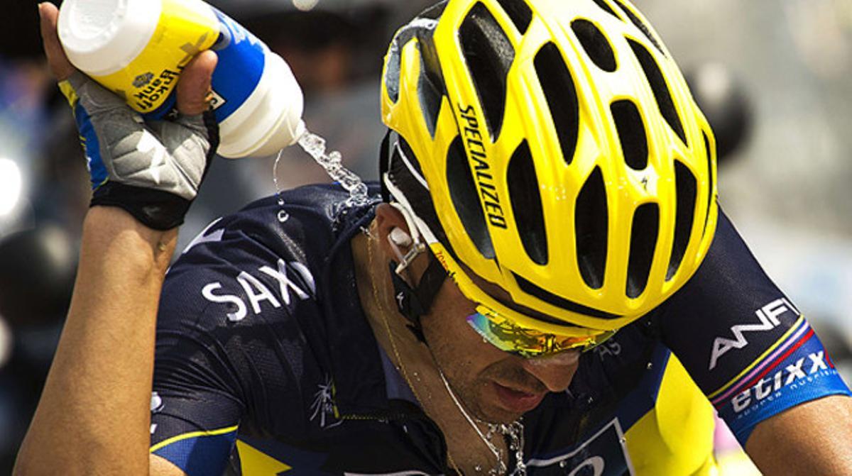 Alberto Contador es refresca durant l’ascens al Mont Ventoux, aquest diumenge.