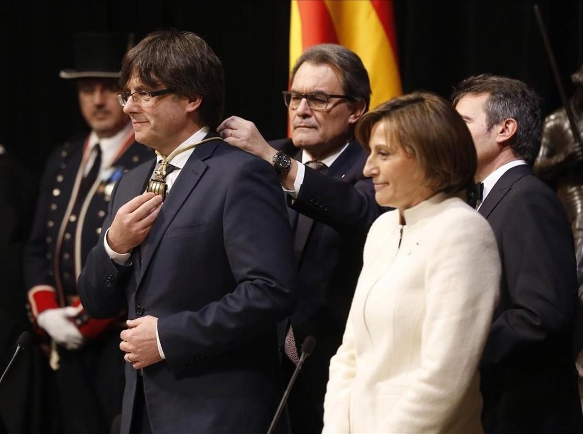 RESUMEN DEL AÑO 12/1/2016. Toma de posesión de Carles Puigdemont como nuevo President de la Generalitat.