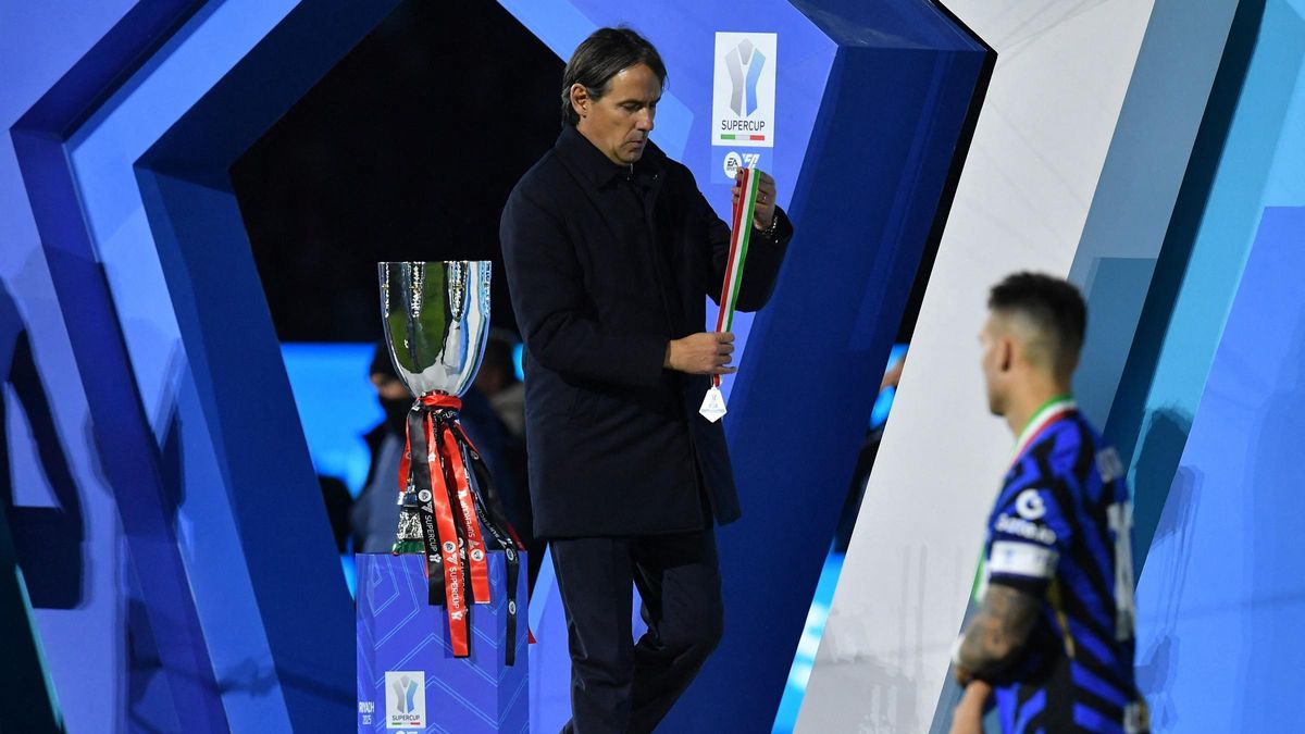 SImone Inzaghi, el técnico del Inter, con la medalla de subcampeón de la Supercopa de Italia en Riad.