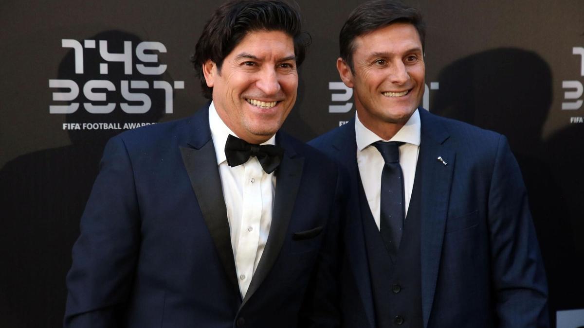 Iván Zamorano, junto a Javier Zanetti en la gala de los premios 'The Best'