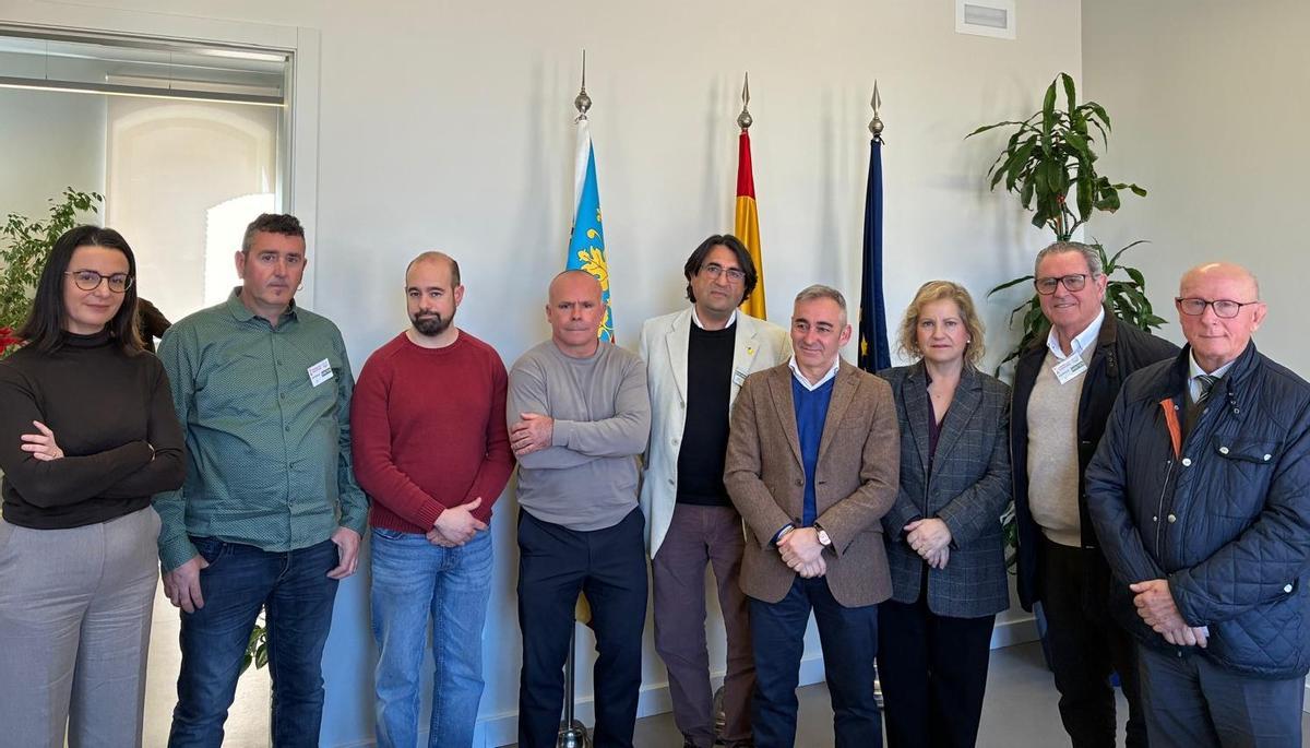 El conseller Barrachina (cuarto por la dercha), con dirigentes del sector agrario valenciano.