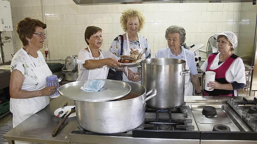 El comedor funciona gracias al trabajo voluntario de un grupo de marinenses. // Santos Álvarez