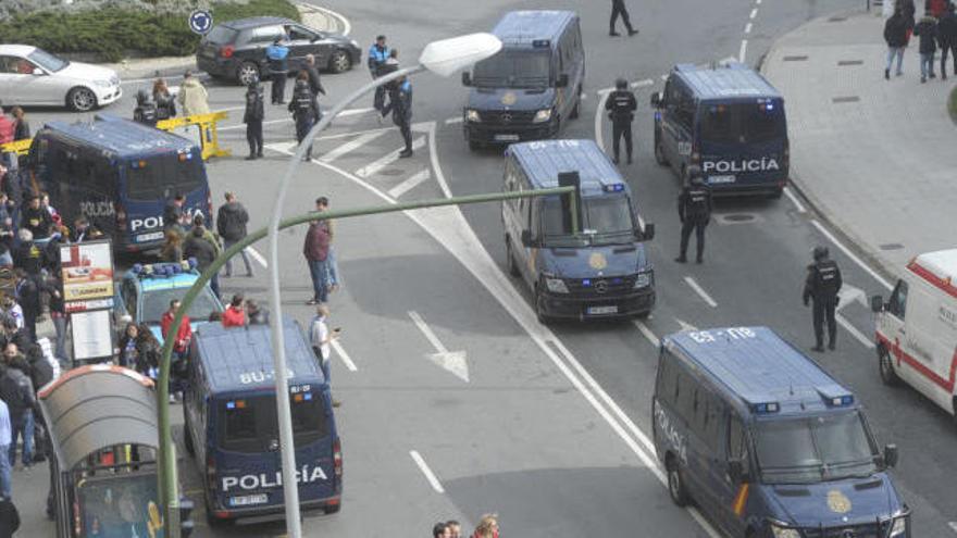 Gran despliegue policial antes de un partido del Sporting en La Coruña. víctor echave