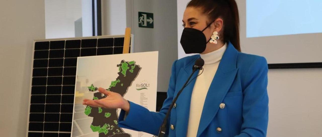 La consellera Mireia Mollà durante la presentación de un plan para instalar renovables en las depuradoras.