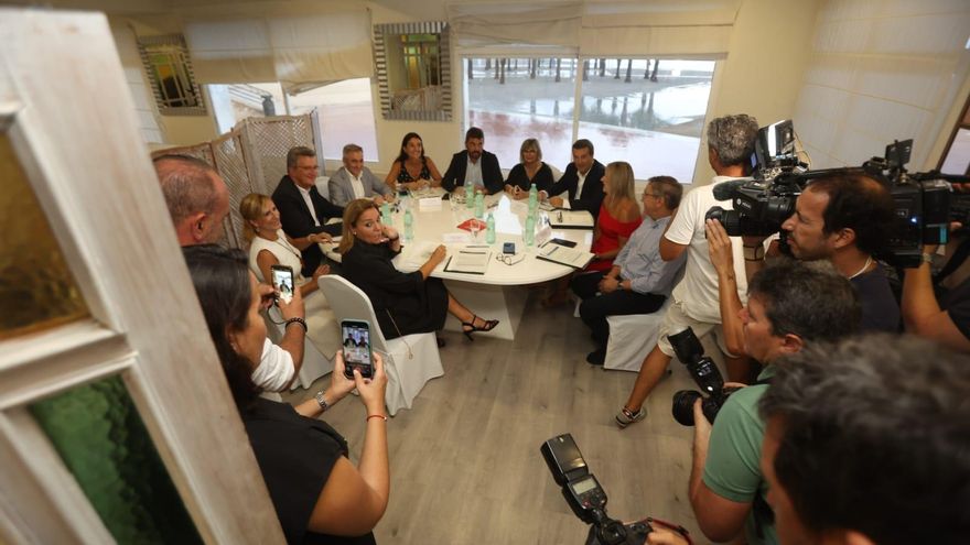 Anécdota en Santa Pola: Una tromba de agua &quot;aísla&quot; a Mazón y a sus consellers