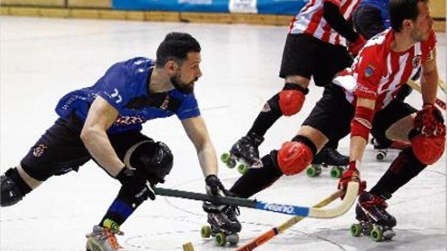 Raúl Pelicano, en una jugada del partit davant el Sant Feliu, va aconseguir el gol de l&#039;empat a dos.