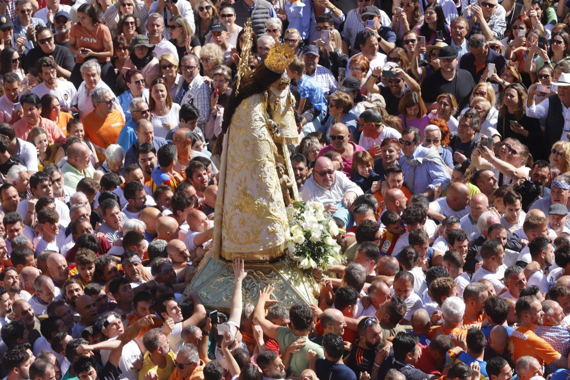 Muchos valencianistas acompañan a la Virgen de los Desamparados en su Traslado