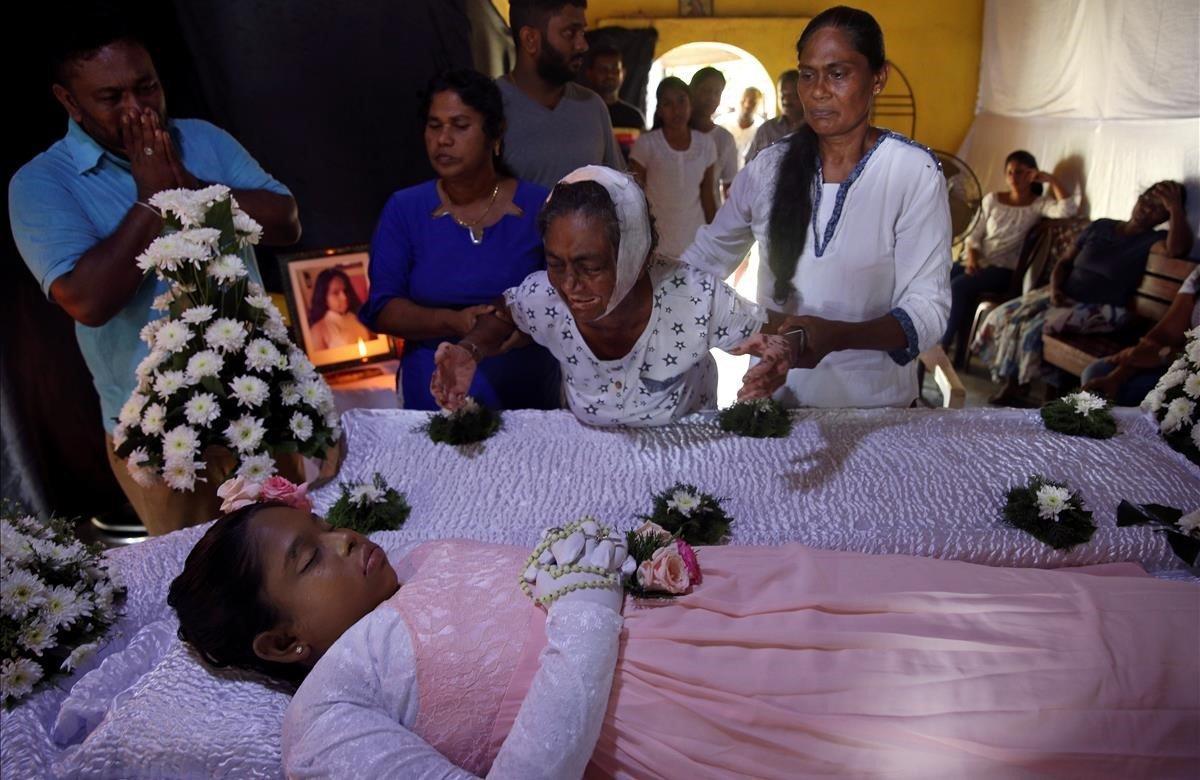 La abuela junto al cadáver de su nieta, Shaini, quien murió al estallar una bomba en las iglesias y en los hoteles de lujo en Sri Lanka.