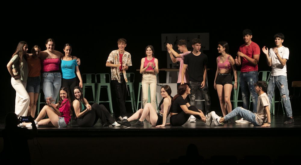 Los alumnos de 4º de la ESO del María Moliner se suben a las tablas en la casa de Cultura del Port de Sagunt