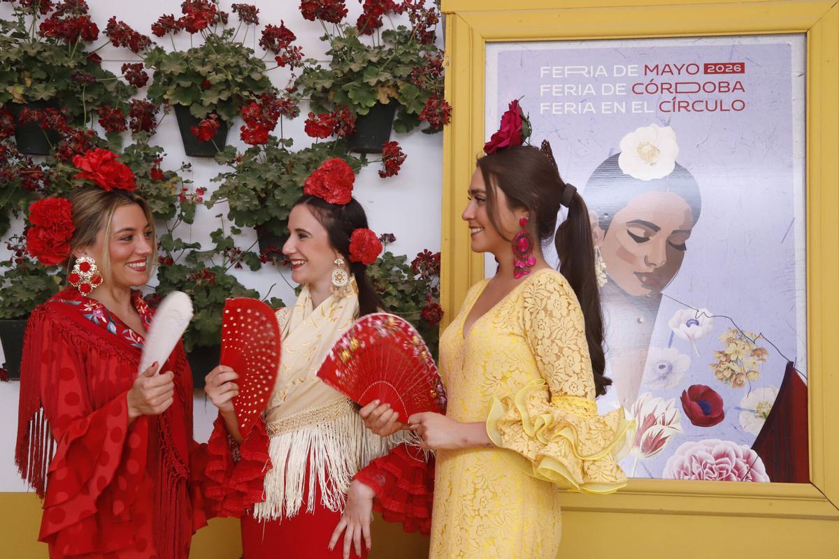 Grupos de amigos, familias y flamenca convierten las calles del recinto en una jornada animada a espera de una noche multitudinaria Grupos de amigos, familias y flamenca convierten las calles del recinto en una jornada animada a espera de una noche multitudinaria