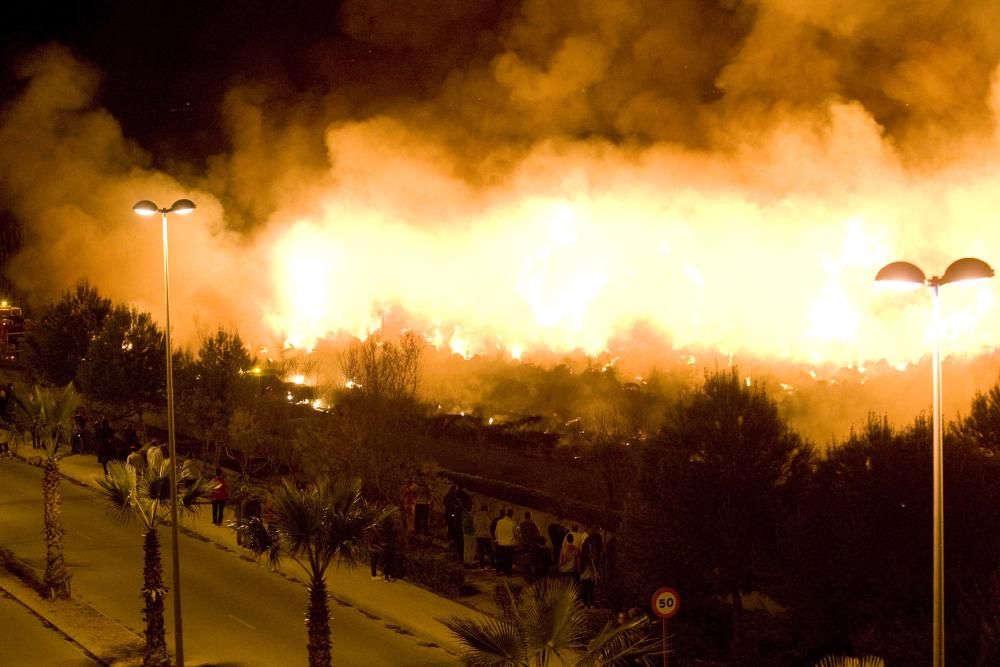 Un incendio obliga a desalojar el camping de Almenara