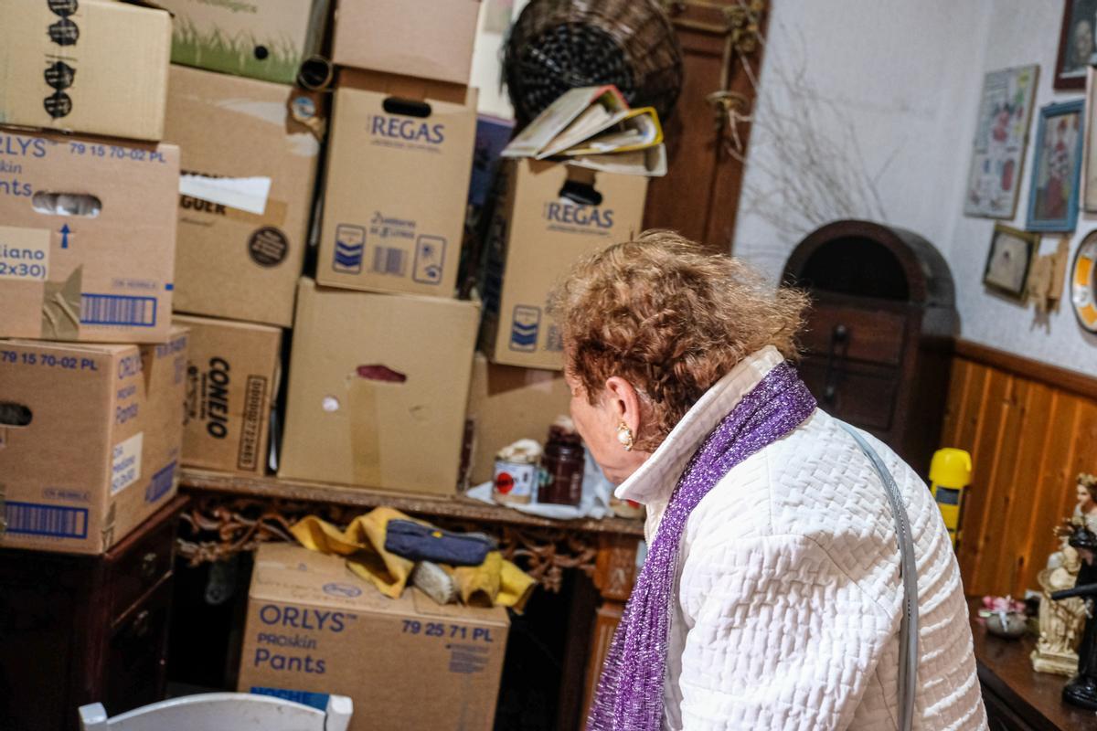 Carme, vecina del Camp de la Creu, observa las cajas repletas de pertenencias a la espera del realojo.