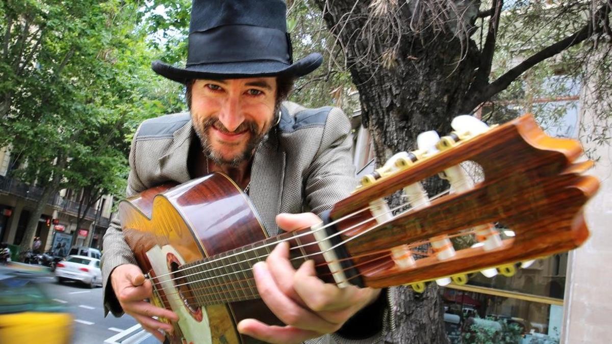 Muchachito, con su inconfundible sombrero y guitarra, en Barcelona este martes.