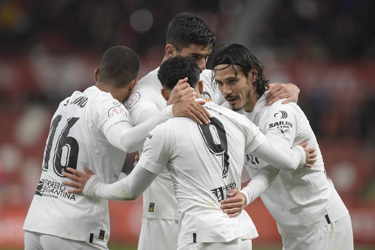 El Valencia CF celebra su goleada en Gijón ante el Sporting para meterse en los cuartos de la Copa del Rey