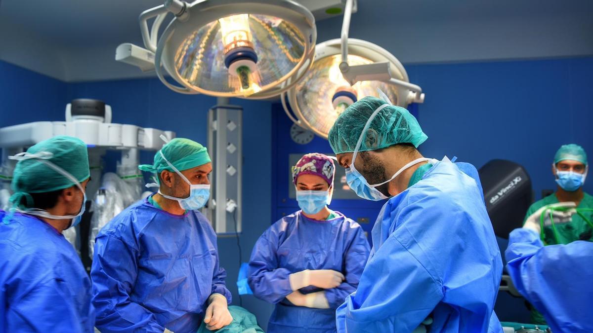 Especialistas en Obstetricia y Ginecología del Hospital Universitario Materno Infantil de Canarias, durante una operación.