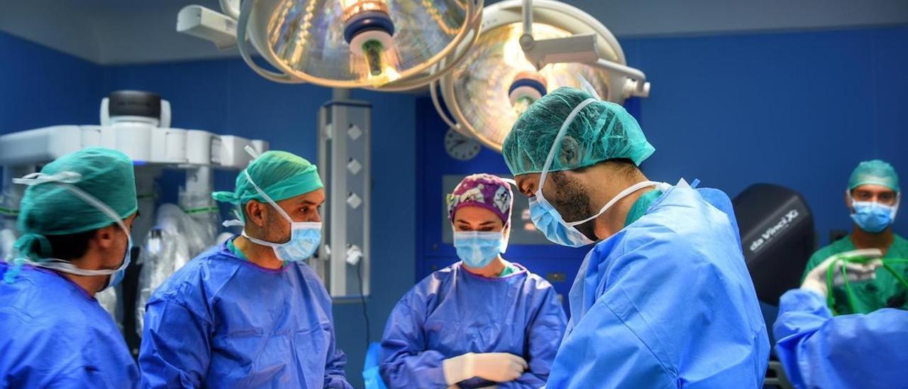 Especialistas en Obstetricia y Ginecología del Hospital Universitario Materno Infantil de Canarias, durante una operación.