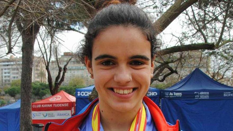 Lara Feijoo, del Kayak Tudense, con sus medallas. // FdV