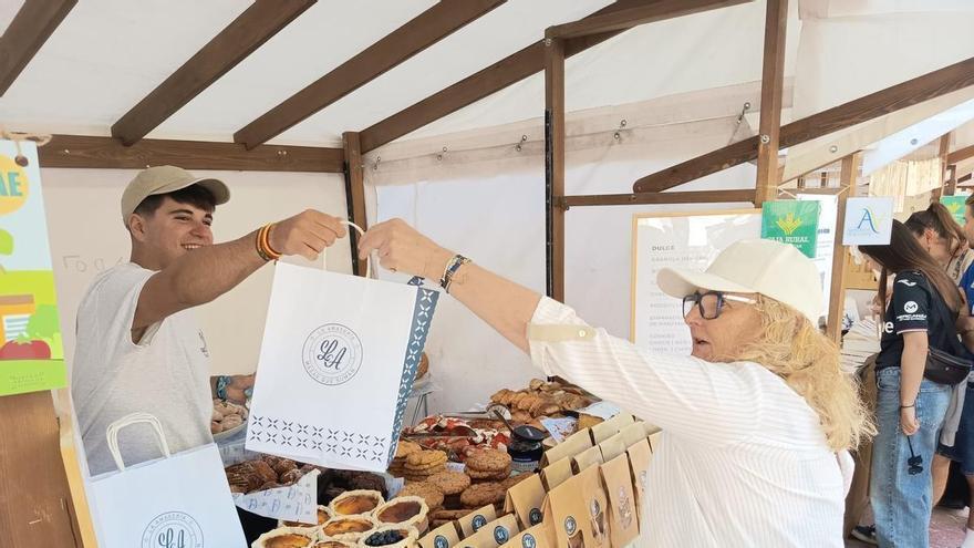 El mercado artesano vuelve a llenar Porlier en Oviedo y mira ya al 2027