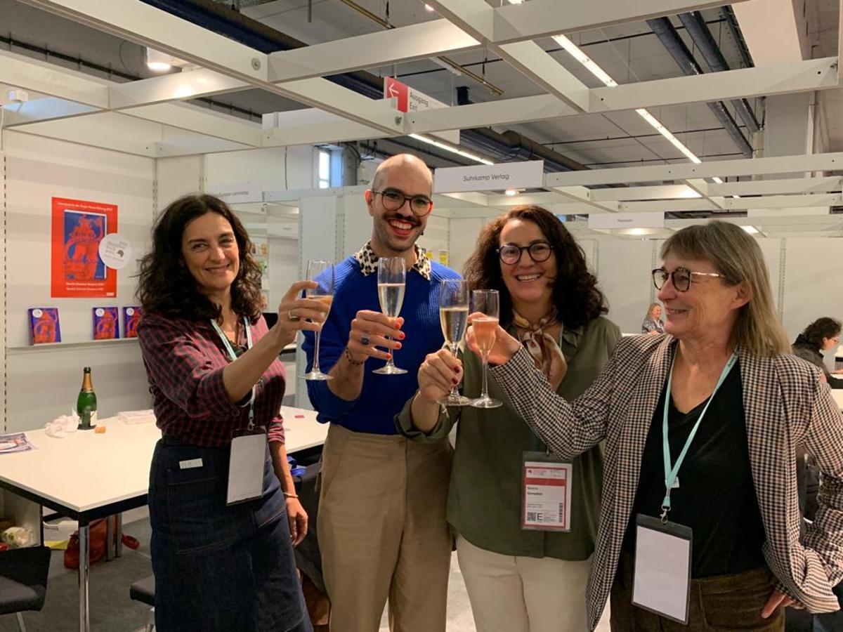 Silvia con Beatriz González, cofundadora de De Conatus, brindando en la recién pasada Feria de Frankfurt con el autor Kim De L'Horizon y Laura Merlé