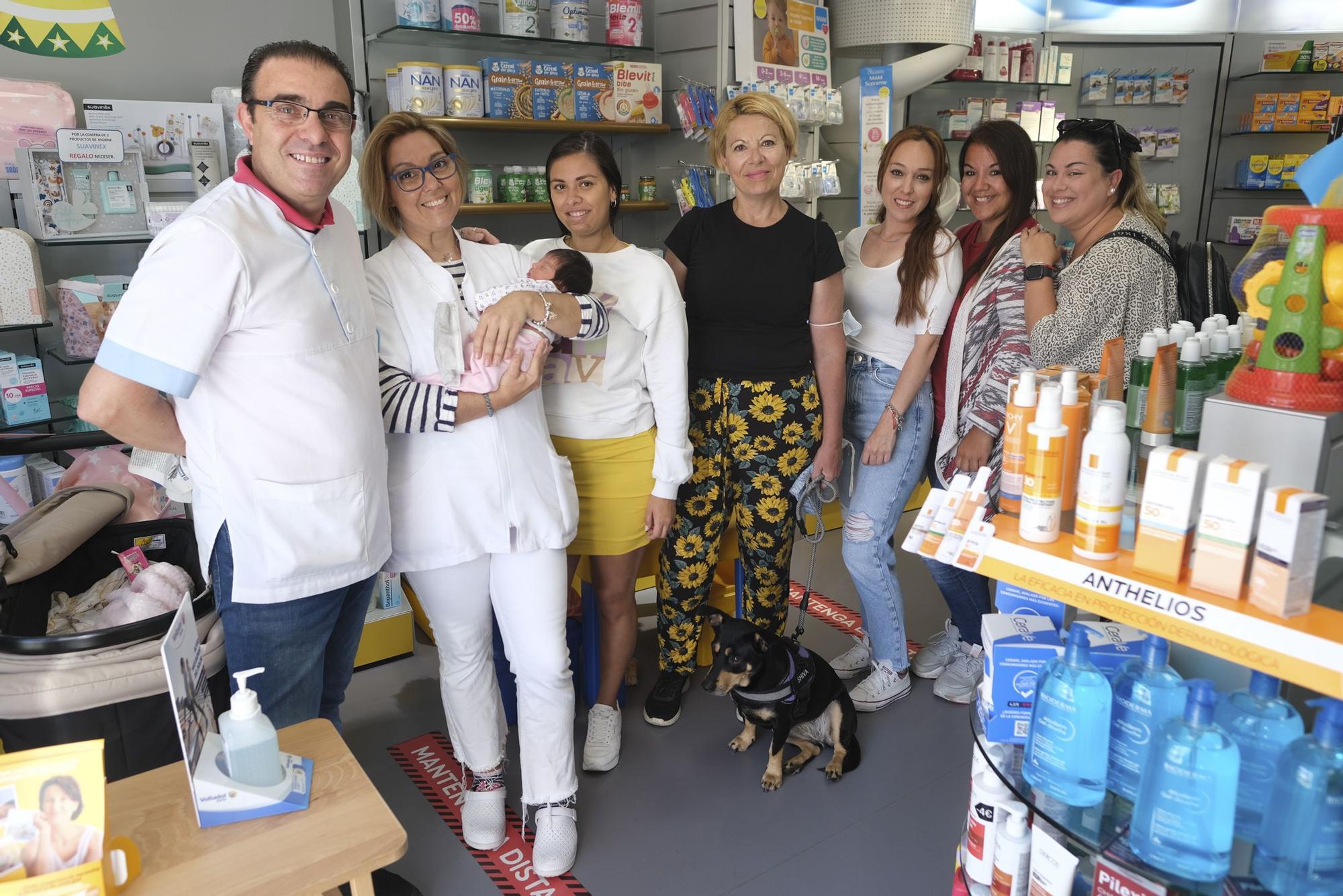 La bebé que nació en una farmacia en Las Palmas de Gran Canaria vuelve con su madre a la botica