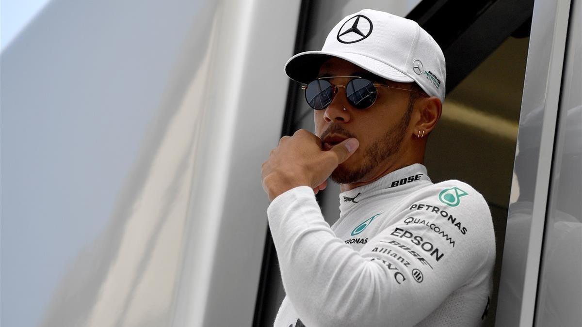 Lewis Hamilton se prepara para los entrenamientos libres en Hungaroring.