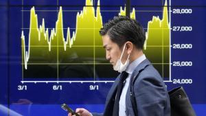 Un japonés sigue la evolución de la Bolsa de Tokio.